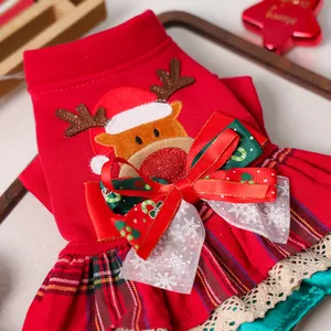 Détail de la robe de Noël pour animaux avec broderie de renne et grand nœud festif