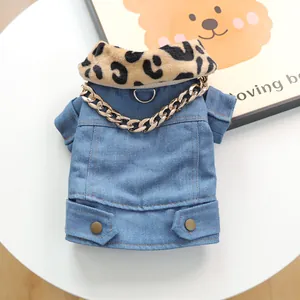 Detalle de chaqueta vaquera para mascotas con cuello de leopardo y cadena decorativa dorada