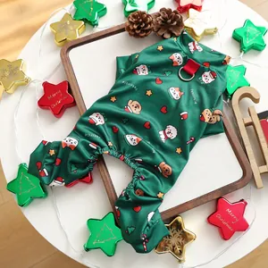 Détail de la combinaison de Noël pour animaux avec motifs festifs et anneau en D