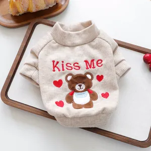 Gros plan du pull beige pour animaux avec broderie ours marron et texte Kiss Me