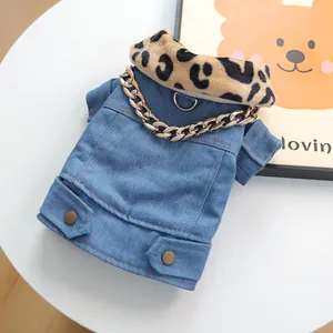 Detalle de chaqueta vaquera para perro con cuello de leopardo, cadena oro y anillo en D