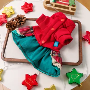 Détail de robe de Noël pour animaux avec tissu rouge, jupe en satin vert et dentelle blanche