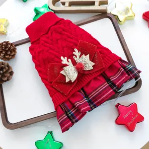 Detail von rotem Strick-Weihnachtskleid für Haustiere mit Karorock und Rentierschleife