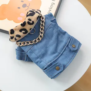 Detalle de chaqueta vaquera para perro con cuello de leopardo y cadena decorativa
