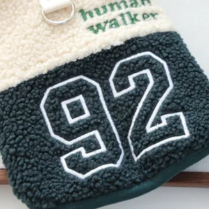 Detailansicht der Sherpa-Haustierweste mit 'human walker' Stickerei und D-Ring