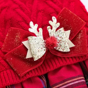 Weihnachtlicher Hundepullover mit roter Samtschleife, Goldgeweih und Glitzerdetails