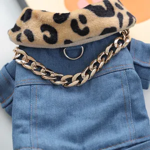 Detalle de chaqueta vaquera para perro con cuello de leopardo, cadena de oro y anillo D