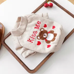 Détail du pull en tricot pour animaux avec poignets côtelés et motif d'ours en peluche