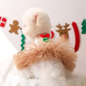 Détail de la robe de Noël pour chien avec motif bonhomme de pain d'épices et jupe en tulle