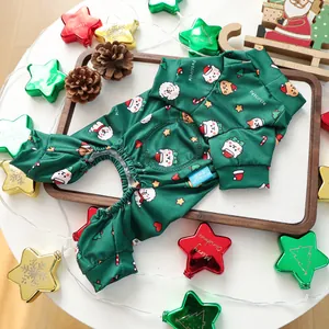 Pyjama de Noël vert pour chien avec motifs festifs sur un plateau en bois rustique