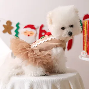 Détail d'une robe de Noël pour animaux avec jupe en tulle marron et motifs flocons