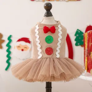Détail de la robe de Noël pour animaux en velours côtelé avec jupon en tulle multicouche