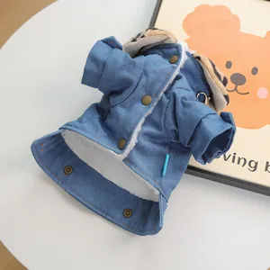 Detalle de chaqueta vaquera para mascotas con cuello de leopardo y anillo en D de metal