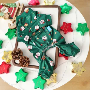 Détail de la combinaison de Noël verte pour animaux avec poignets côtelés et motifs