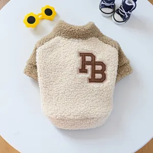 Détail du gilet en laine d'agneau pour animaux avec broderie PB et bordure contrastée
