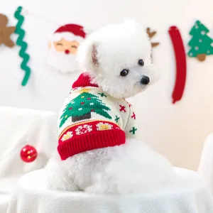 Nahaufnahme von Strick-Weihnachtspullover für Haustiere mit Tannenbaum-Muster und rotem Saum