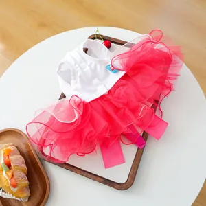 Vue détaillée de la robe pour animal avec jupe tutu en tulle rouge et haut blanc.