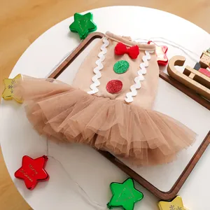 Détail de la robe de Noël pour animaux avec paillettes et jupe en tulle marron