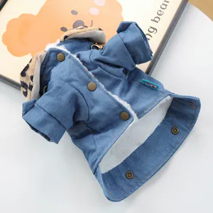Detalle de chaqueta vaquera para mascotas con cuello de leopardo y forro de felpa