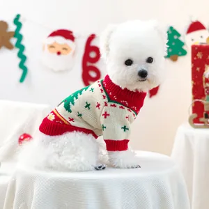 Detail eines festlichen Weihnachtsstrickpullovers für kleine Hunde mit Tannenbaummuster