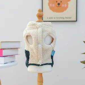 Nahaufnahme der warmen beigen Sherpa-Fleece Haustierweste mit grünem Patchwork und Knöpfen