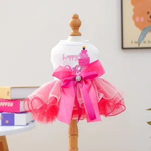 Jolie robe tutu d'anniversaire pour chien avec couches en tulle, broderie gâteau et grand nœud.