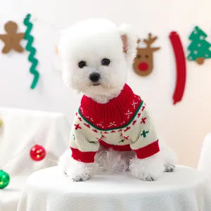 Nahaufnahme von Haustier-Weihnachtspullover mit festlichen Mustern auf einem weißen Hund