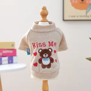 Détail du pull beige pour animaux avec broderie d'ours et texte Kiss Me rouge brodé