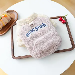 Sweat à capuche en polaire rose et beige pour petit chien avec broderie New York