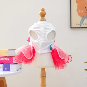 Robe tutu en tulle pour petit chien chiot, joli vêtement multicouche rose pour fête détail.