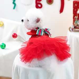 Détail d'une robe de Noël pour animaux en velours rouge avec jupon en tulle doux