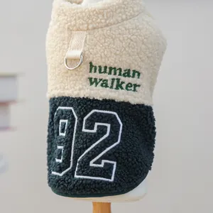 Detail der Sherpa-Fleece-Westen für Haustiere mit 92er Stickerei und Metall-D-Ring