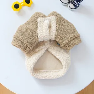 Détail de veste en polaire pour animaux avec texture sherpa et boutons contrastés