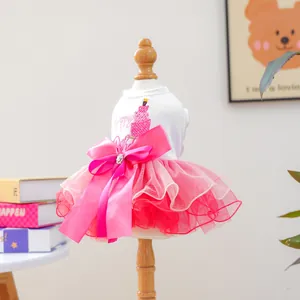 Jolie robe d'anniversaire pour chien avec tutu rose et broderie de gâteau pour petits animaux.