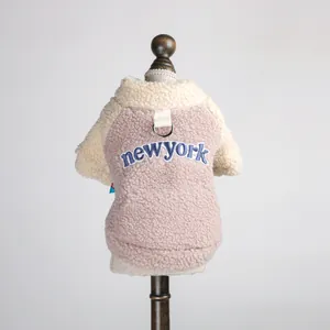 Gilet en polaire sherpa rose et blanc pour animal avec broderie New York et anneau en D