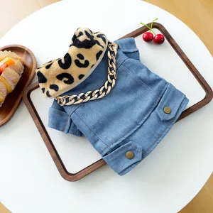 Detalle de chaqueta vaquera para mascotas con cuello de leopardo y cadena dorada de moda