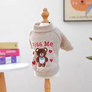 Détail du pull pour animal beige avec broderie ours et texte Kiss Me et cœur