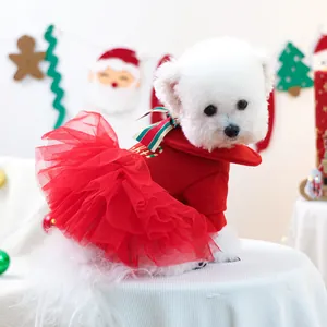 Détail de robe de Noël pour chien avec broderie dorée et jupe en tulle festif rouge