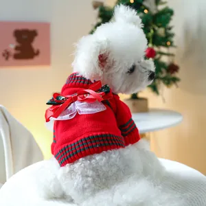 Detailaufnahme des festlichen Weihnachts-Haustierpullovers mit Schleife und Strickmuster