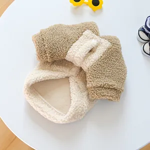 Détail du gilet en polaire sherpa pour petits chiens avec patchwork marron et crème doux