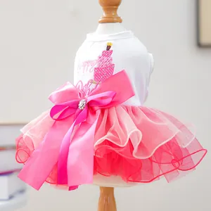 Jolie robe tutu rose pour chiot petit chien broderie gâteau d'anniversaire avec grand nœud.