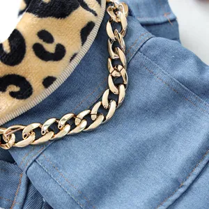 Detalle de chaqueta vaquera para perro con cuello de leopardo y cadena dorada