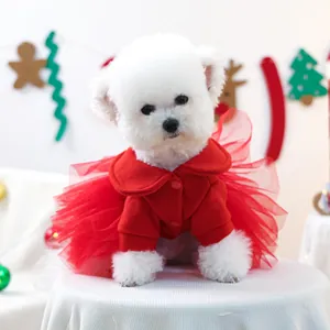 Détail de la robe de Noël rouge pour animaux avec haut en velours et jupe en tulle multicouche