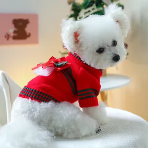 Nahaufnahme eines festlichen Weihnachtspullovers für Hunde mit roter Samtschleife