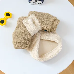 Gros plan sur le gilet en polaire sherpa pour animaux avec boutons et patchwork