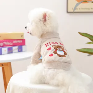 Détail du pull en polaire pour animaux avec broderie Kiss Me et motif d'ours sur tissu crème