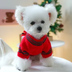 Detail eines roten Weihnachts-Strickpullovers mit grünen Streifen für Hunde