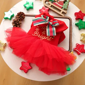 Détail d'une robe de Noël rouge pour chien avec broderie et jupe en tulle doux