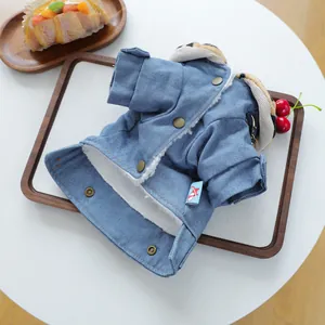 Detalle de chaqueta vaquera para perro con forro polar blanco y botones metálicos