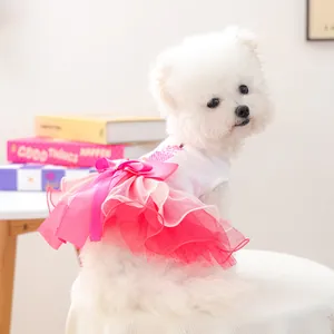 Adorable robe tutu en tulle rose pour petits chiens et chiots, parfaite pour les fêtes.